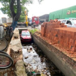 Carro cai em córrego após motorista tentar fugir de assalto em Maceió