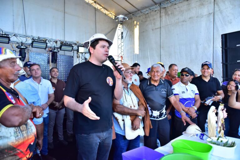 Davi Davino Filho participa de missa do Vaqueiro em Delmiro Gouveia