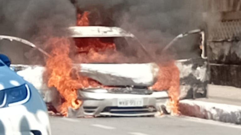 Carro é consumido pelo fogo em Arapiraca