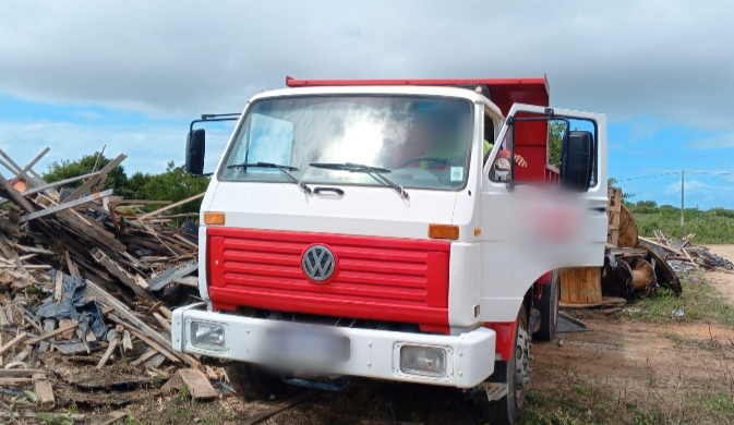 Agentes do DMTT e Alurb flagram descarte irregular de lixo em área verde na Santa Lúcia