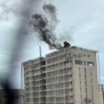 Fumaça em cobertura de edifício na Jatiúca mobiliza bombeiros
