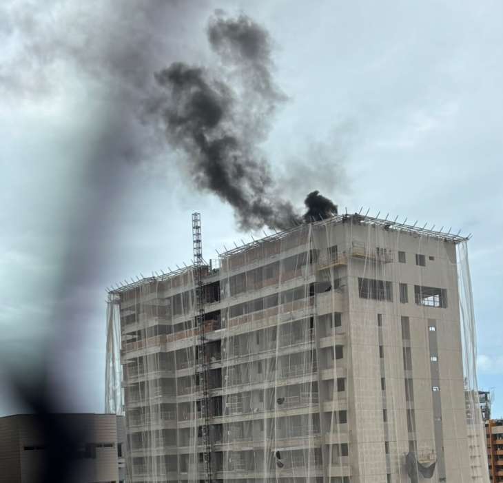 Fumaça em cobertura de edifício na Jatiúca mobiliza bombeiros