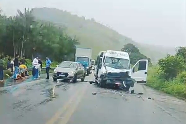 Colisão entre van e caminhão deixa feridos na BR-316