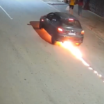 Carro pega fogo no meio de rua em Mata Grande, no Sertão de Alagoas
