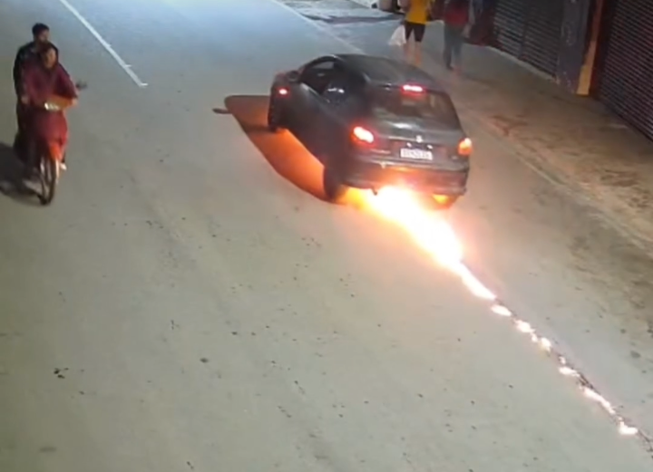 Carro pega fogo no meio de rua em Mata Grande, no Sertão de Alagoas