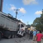 Caminhão desgovernado colide com veículos parados no sinal em Maceió