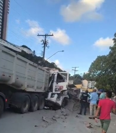 Caminhão desgovernado colide com veículos parados no sinal em Maceió