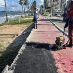 Infraestrutura recupera trechos danificados do calçadão na orla de Jacarecica