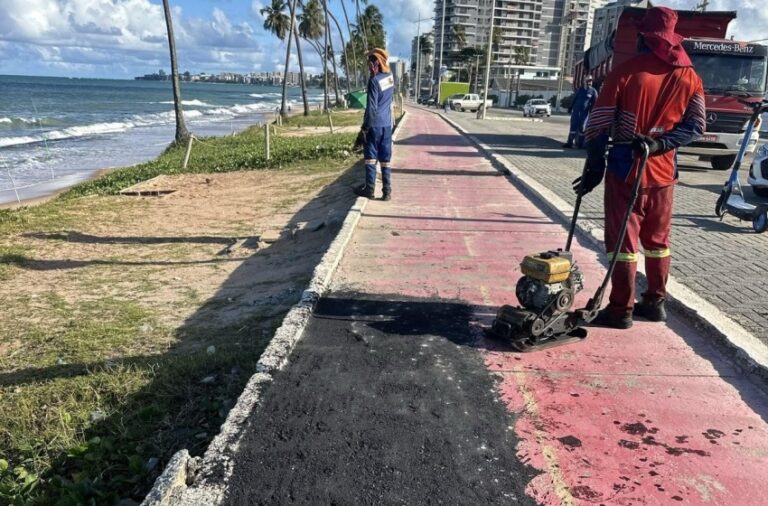 Infraestrutura recupera trechos danificados do calçadão na orla de Jacarecica