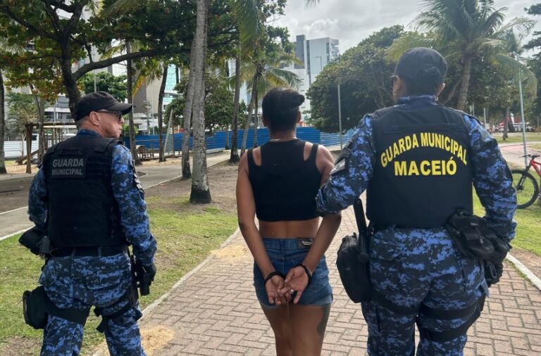 Mulher é presa suspeita de tráfico de drogas em Maceió