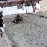 Veículos quase atingem homem e criança durante perseguição