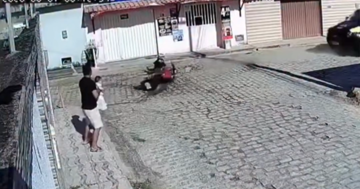 Veículos quase atingem homem e criança durante perseguição