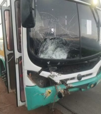 Dois jovens morrem em acidente entre moto e ônibus em São Miguel dos Campos