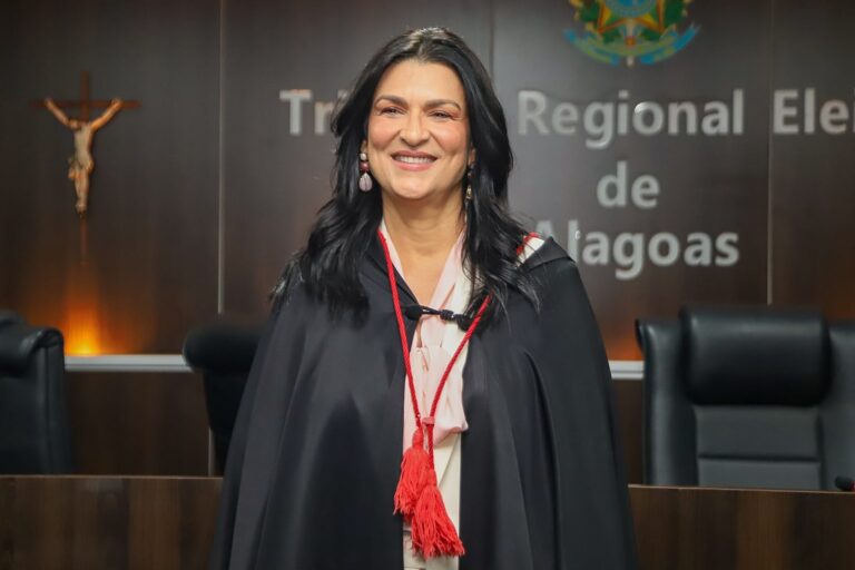 Juíza Adriana Carla toma posse como desembargadora eleitoral