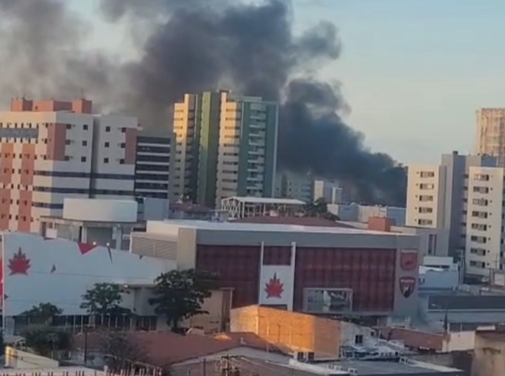 Incêndio de grandes proporções mobiliza bombeiros no bairro Mangabeiras