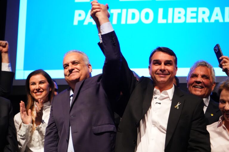 Flávio Bolsonaro anuncia o alagoano Alfredo Gaspar como candidato a vice-presidente