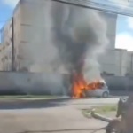Carro pega fogo no Salvador Lyra, em Maceió