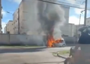 Carro pega fogo no Salvador Lyra, em Maceió