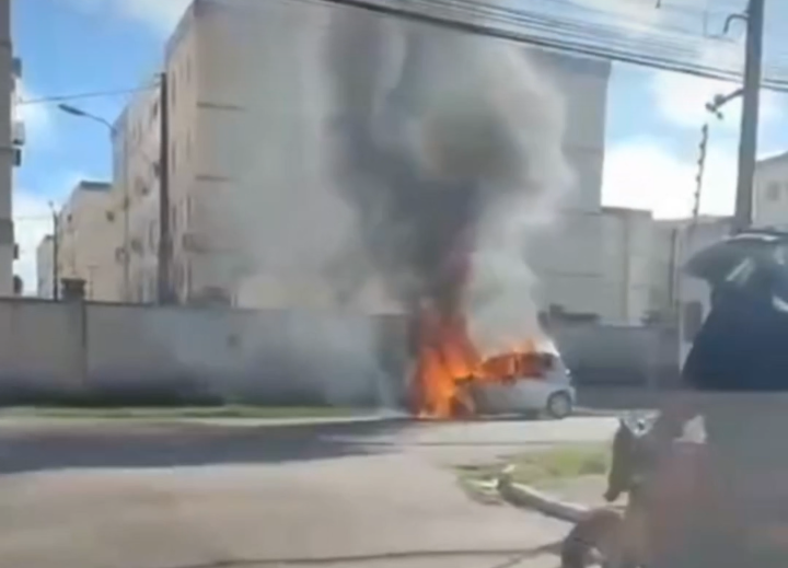 Carro pega fogo no Salvador Lyra, em Maceió