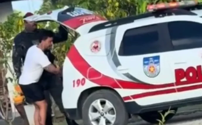 Imagens mostram Carlinhos Maia gravando participantes sendo colocados em viatura da Polícia Militar