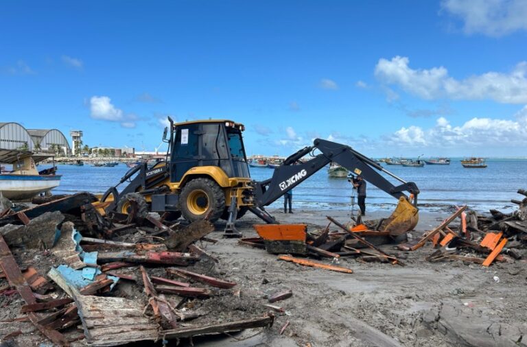 Prefeitura de Maceió remove estruturas irregulares no Centro Pesqueiro do Jaraguá