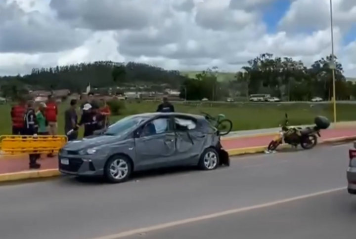 Homem fica ferido após colisão entre carro e ônibus em Matriz de Camaragibe