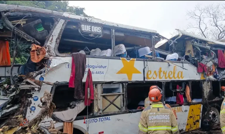 Oito pessoas morrem em tombamento de ônibus no Rio de Janeiro