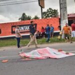 Mulher morre atropelada por caminhão após colisão entre carro e moto em Maceió