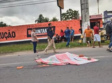 Mulher morre atropelada por caminhão após colisão entre carro e moto em Maceió