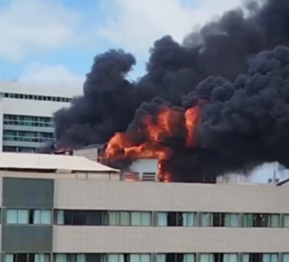 Incêndio atinge cobertura de hotel na orla de Maceió