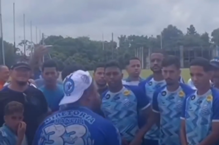 Torcedores do CSA entram no CT e põem pressão por acesso