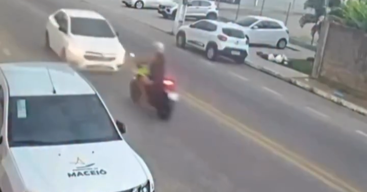 Motociclista entra na contramão e bate de frente com carro em Maceió