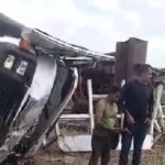 Caminhão com retroescavadeira tomba e interdita trecho da AL-220, em Jaramataia