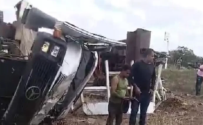 Caminhão com retroescavadeira tomba e interdita trecho da AL-220, em Jaramataia