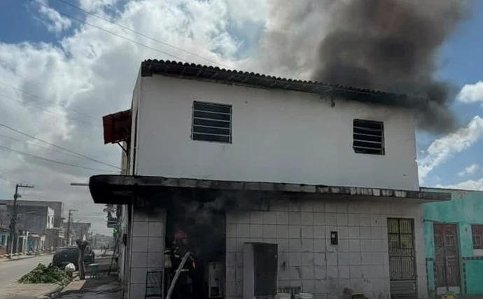 Incêndio atinge estabelecimento em Arapiraca