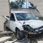Carro derruba muro de condomínio no Antares, em Maceió