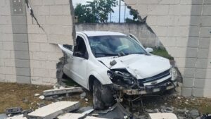 Carro derruba muro de condomínio no Antares, em Maceió