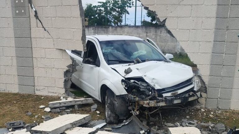 Carro derruba muro de condomínio no Antares, em Maceió