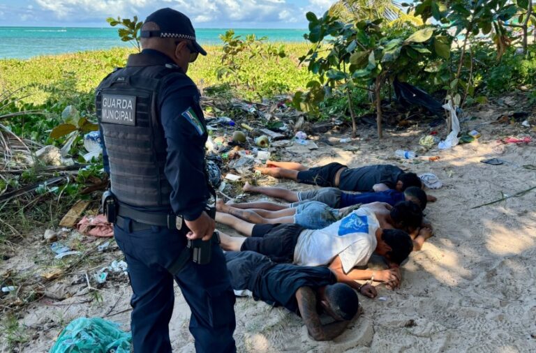 Guarda Civil apreende pedras de crack e prende suspeitos na Jatiúca