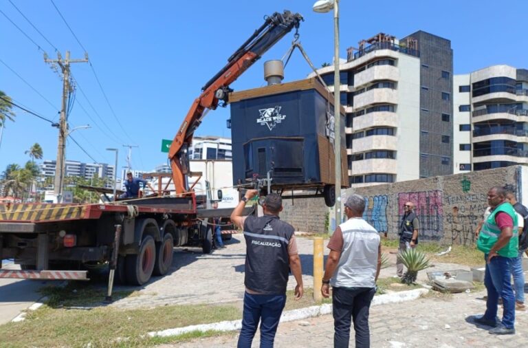 Secretaria Municipal remove trailers e barraca que funcionavam de forma irregular em Maceió