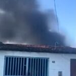 Incêndio atinge terreno próximo a residências no Benedito Bentes