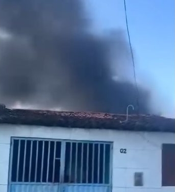Incêndio atinge terreno próximo a residências no Benedito Bentes