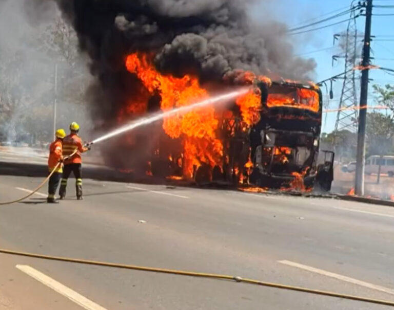 Ônibus que saiu de Alagoas pega fogo no Distrito Federal