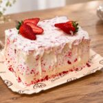 Sodiê Doces transforma trend do Morango Cravejado em nova versão de bolo