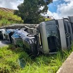 Caminhão carregado com veículos tomba e interdita a BR-101