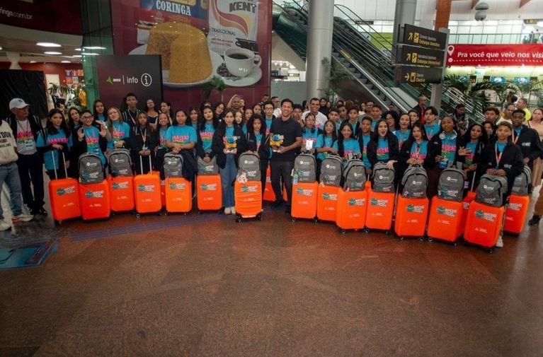 Prefeito de Maceió acompanha embarque de estudantes para intercâmbio na Inglaterra