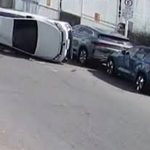Carro capota após bater em veículo estacionado no Farol