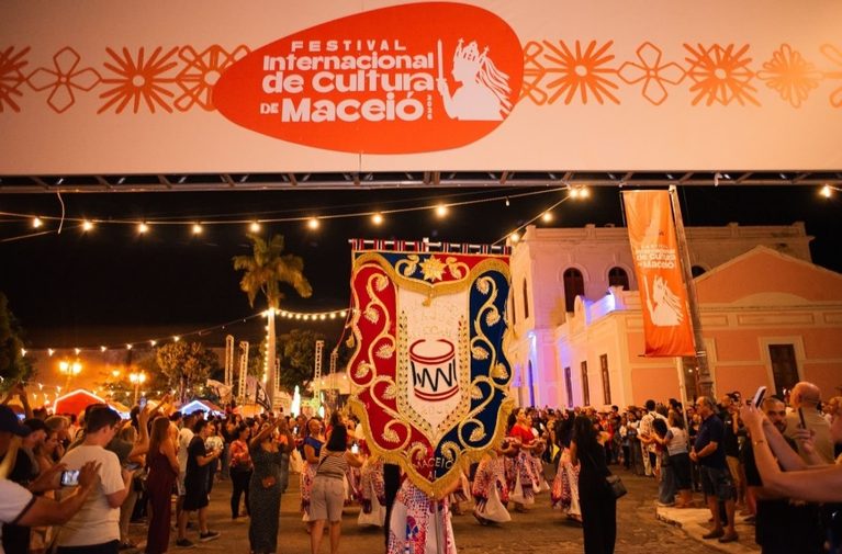 Jaraguá vira palco da cultura em grande cortejo no Festival Internacional de Cultura de Maceió