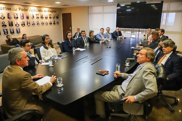 Fábio Bittencourt conduz primeira reunião da comissão de transição do TJAL