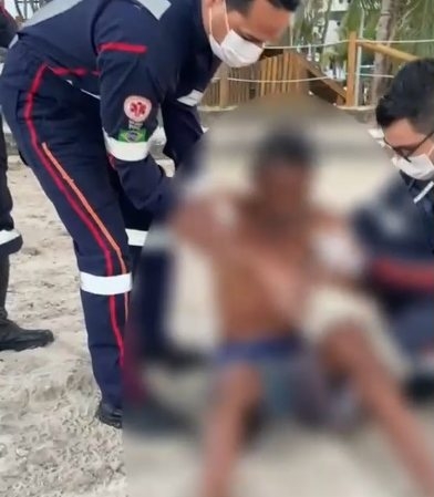 Homem é salvo de afogamento por policial na Ponta Verde